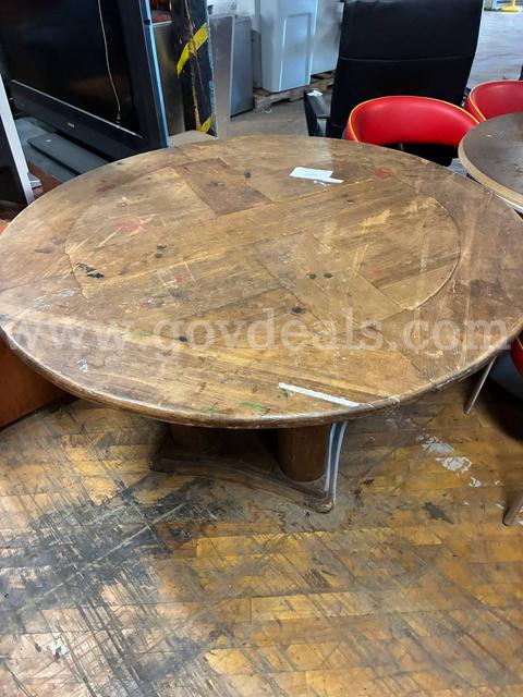 ROUND TABLE W/4 CHAIRS