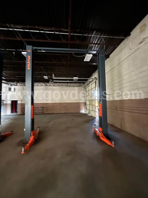 Stratus 11,000 lb. Two-Post Automotive Vehicle Lift