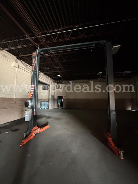 Stratus 10,000 lb. Two-Post Automotive Vehicle Lift