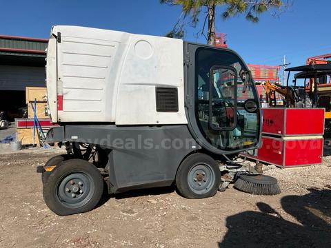 NILFISK ADVANCE RS 501 ALL SEASON WET / DRY ROAD SWEEPER, ENCLOSED CAB, APPROX 24KW