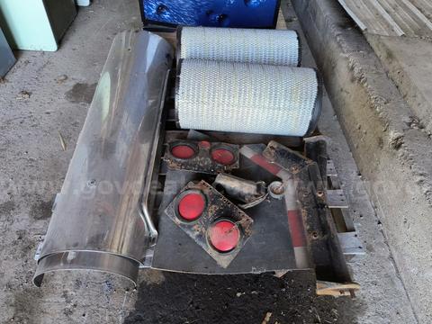 Semi Truck Parts - 1996 Western Star 4900 (LOT 916) - government surplus lot currently bid at $1 in Butler, IN