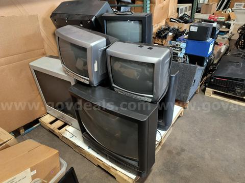 Pallet Lot of 8 CRT Televisions (LOT 923)