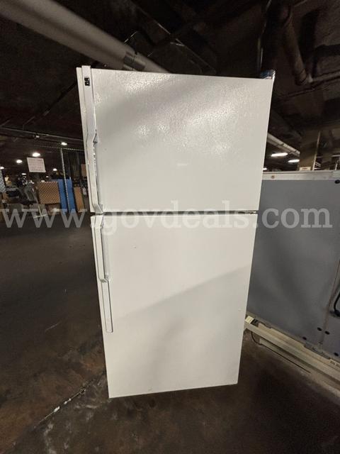 Hotpoint Refrigerator – Top Freezer Style (Tested Working) (PICK‑UP ONLY – NO 3RD PARTY PICK‑UP)