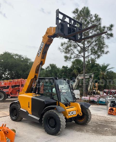JCB 525-60 HI VIZ LOAD ALL TELESCOPIC TELEHANDLER MODEL 525-60T4; DIESEL POWERED:  FULL SIZE CAB; APPROX MAX LIFT CAPACI