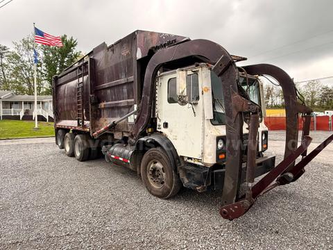 2007 Mack 43 Yard Front Load Trash Truck