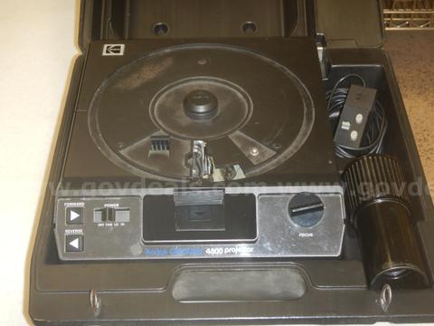 ELECTRONIC ITEMS **** (COLLECTORS FIND) KODAK 4600 CAROSEL PROJECTOR, EPSON POWERLITE MONITOR