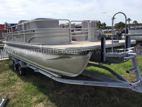 Pontoon 22β Sun Chaser with no engine.