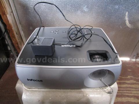(1) USED INFOCUS PROJECTOR, W2100; PARTS OR REPAIR