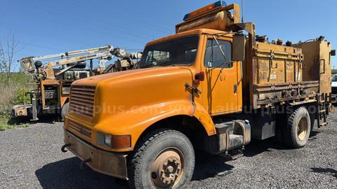 2001 International 2574 4x2 Utility Service Truck