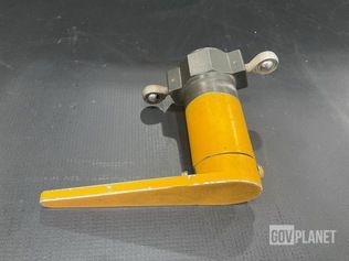 Boeing 901-330-110-103 Latch & Handle Assembly — photo 1