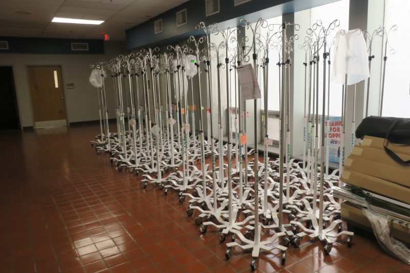 IV POLES — photo 1