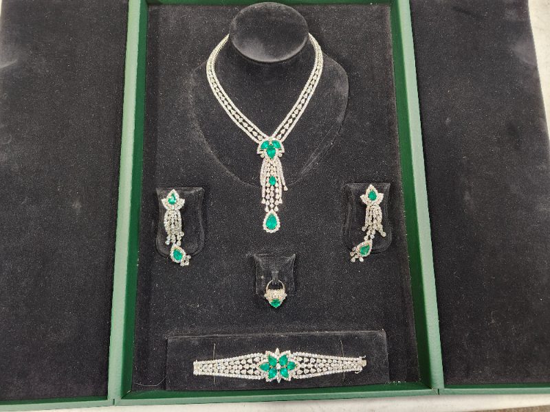 EMERALD AND DIAMOND JEWELRY SET — photo 1