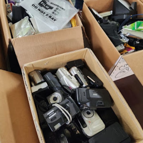 (1) LOT OF VARIOUS CAMERAS & FILM - photo 1