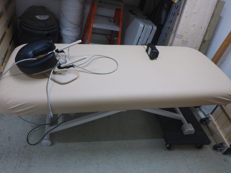 MASSAGE TABLE - photo 1