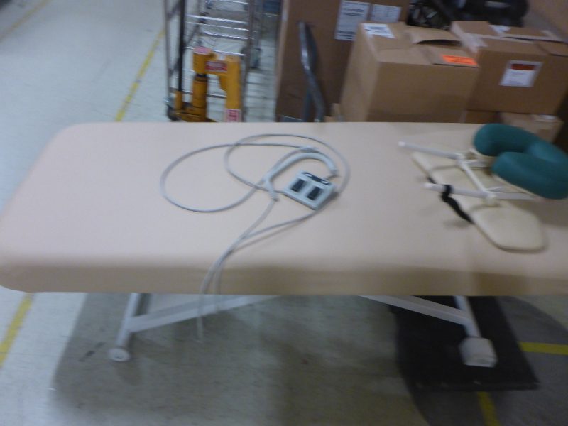 MASSAGE TABLE - photo 1