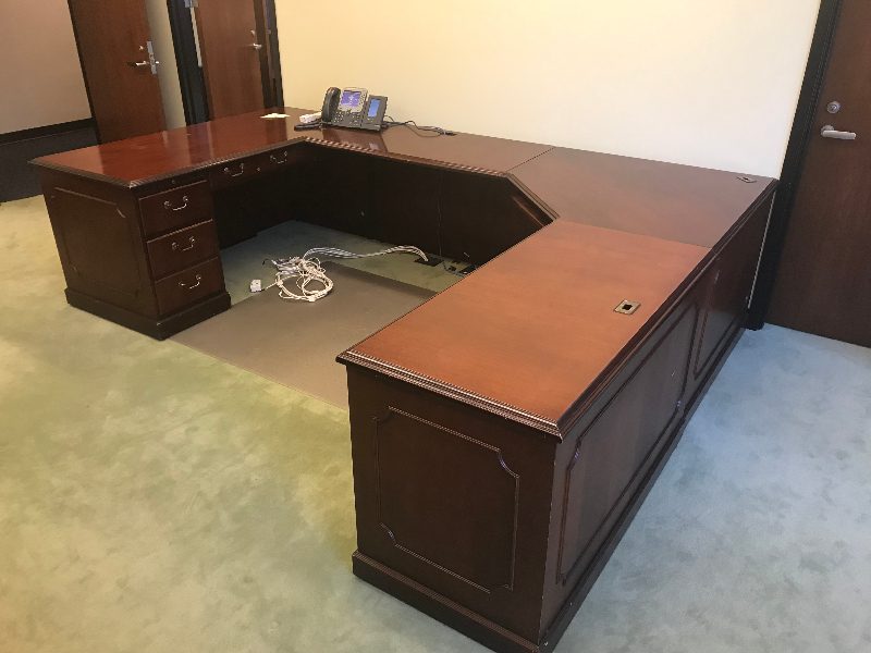 Wooden U-desk — photo 1