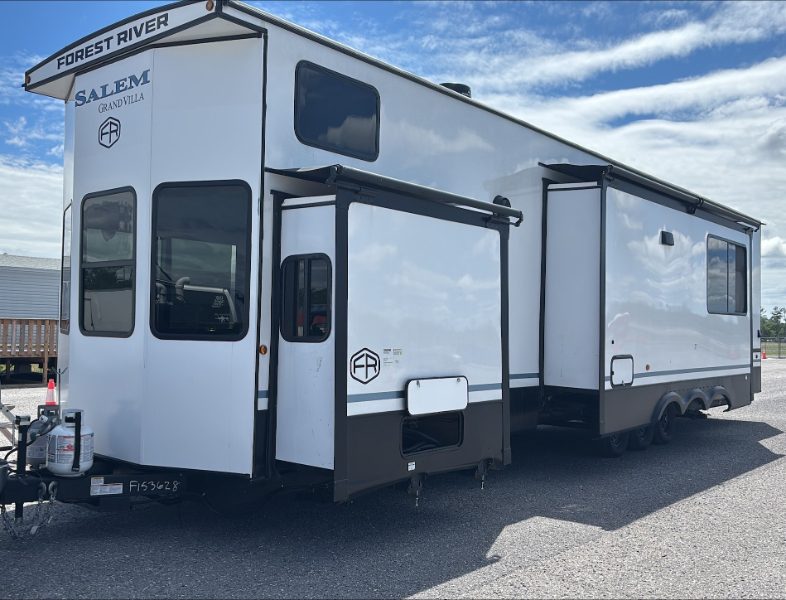 Travel Trailer — photo 1