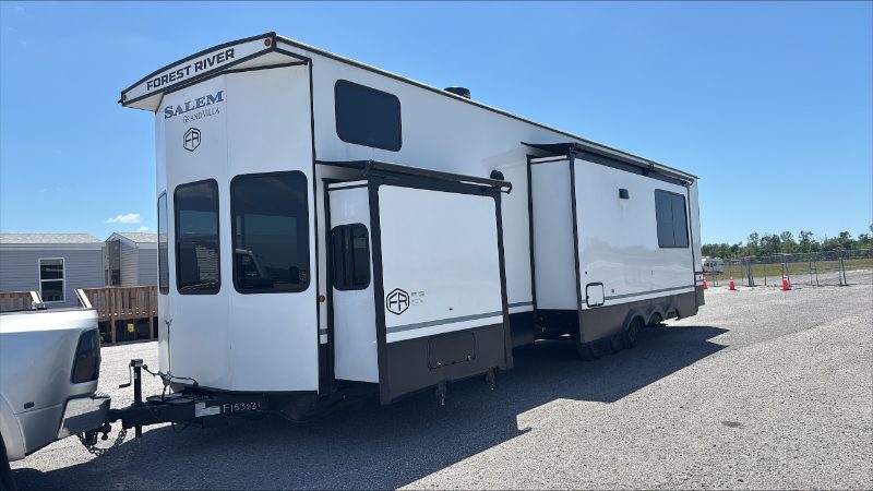 Travel Trailer — photo 1