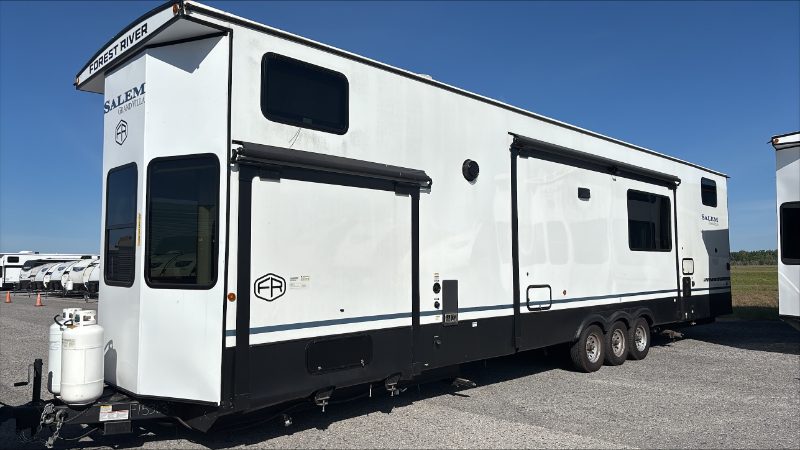 Travel Trailer — photo 1