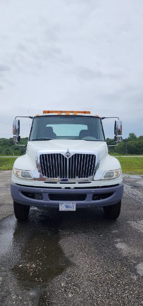 2007 International Rollback Flatbed Wrecker — photo 1