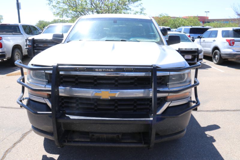 2018 Chevrolet Silverado 4X4 Truck — photo 1