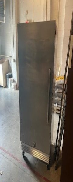 Kelvinator 20 CUFT Refrigerator — photo 1