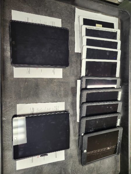 12 Apple iPads - photo 1