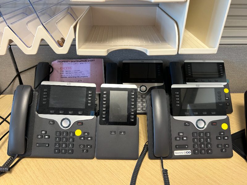 (5) Cisco Phones — photo 1
