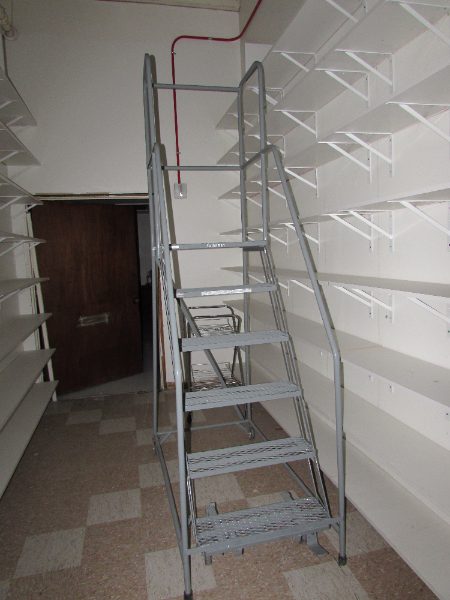 Narrow Aisle Ladder — photo 1