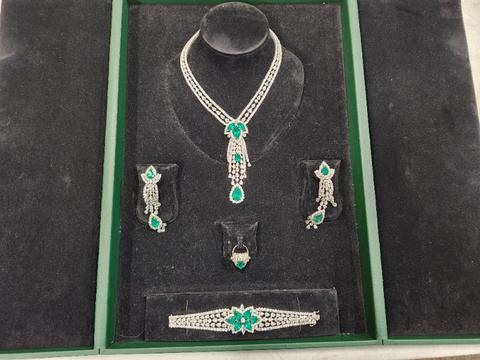 EMERALD AND DIAMOND JEWELRY SET