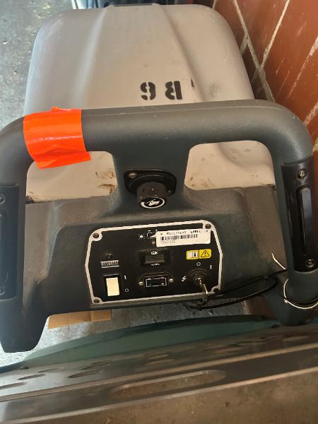 FLOOR AND CARPET CLEANING MACHINE