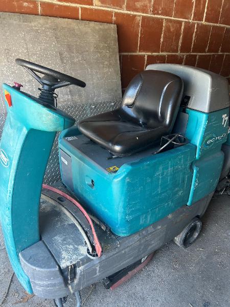 FLOOR SCRUBBING MACHINE