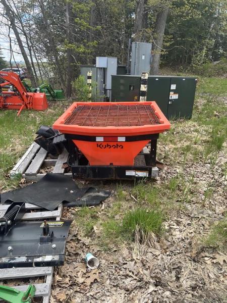 KUBOTA V5005 11 CU FOOT CARGO BOX SPREADER