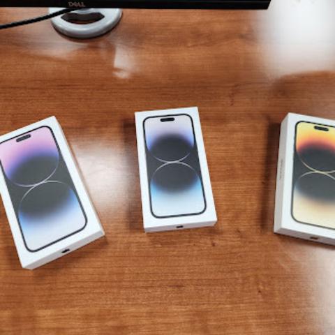 (1) LOT OF iPHONES