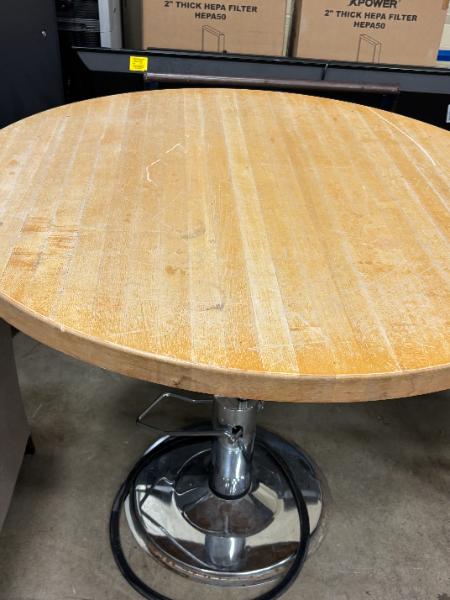 ADJUSTABLE TABLE