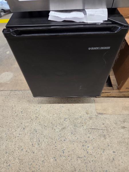 BLACK AND DECKER MINI FRIDGE