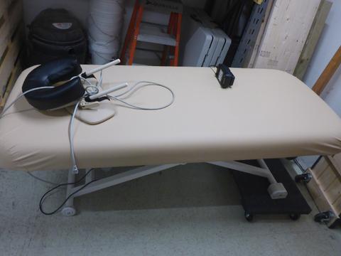 MASSAGE TABLE