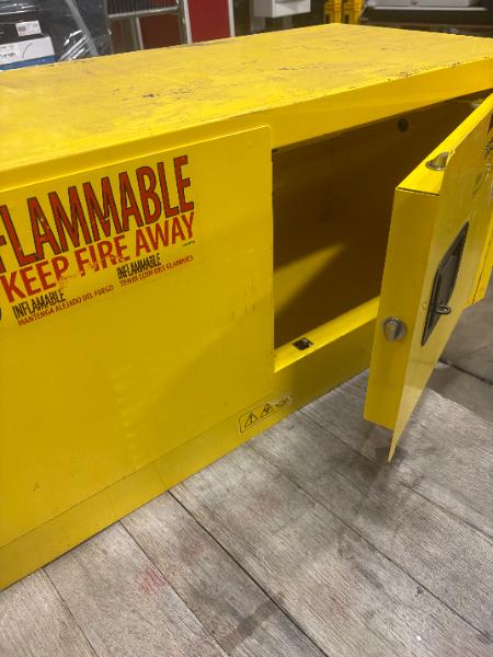 SMALL FLAMMABLE CABINET