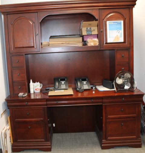 EXECUTIVE DESK WITH HUTCH