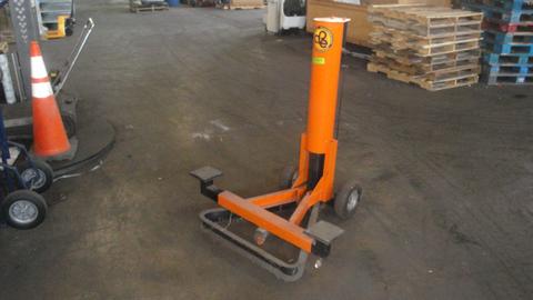 Pneumatic floor jack