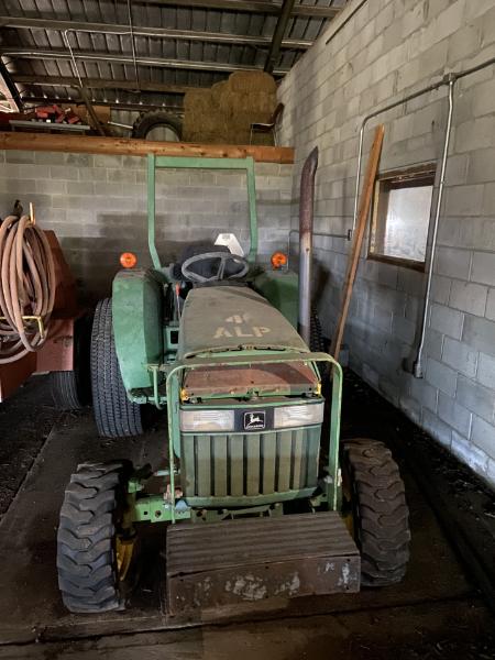 JOHN DEERE TRACTOR 870
