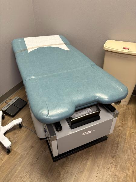 Encore 4250 High-Low Examination Table