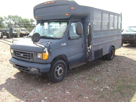 2005 Ford F-450 17-Passenger Bus