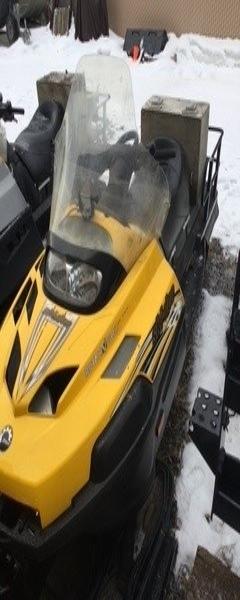 2009 SNOW MACHINE, SKI-DOO SKANDIC SWT V-800 YELLOW/BLACK