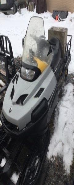 2009 SNOW MACHINE, SKI-DOO SKANDIC SWT V-800 GREY/BLACK
