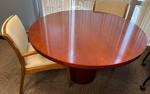 Round Table w/ 2 Chairs