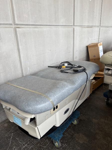 MIDMARK EXAM CHAIRS (1 LOT)