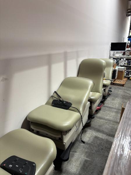 MIDMARK EXAM CHAIRS (1 LOT)