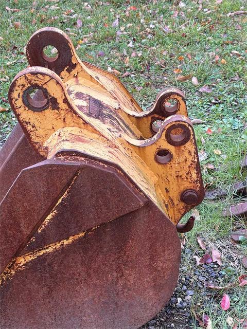 Case Backhoe Bucket - 24" Heavy Duty