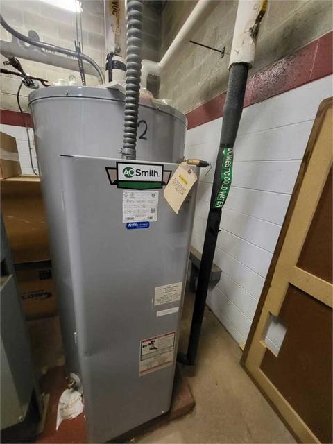 Commercial Storage Tank Water Heater (2 of 3)